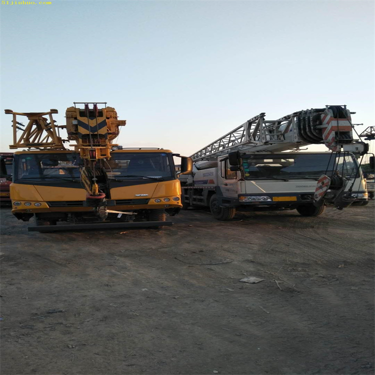 什邡吊车吊挖机正确办法